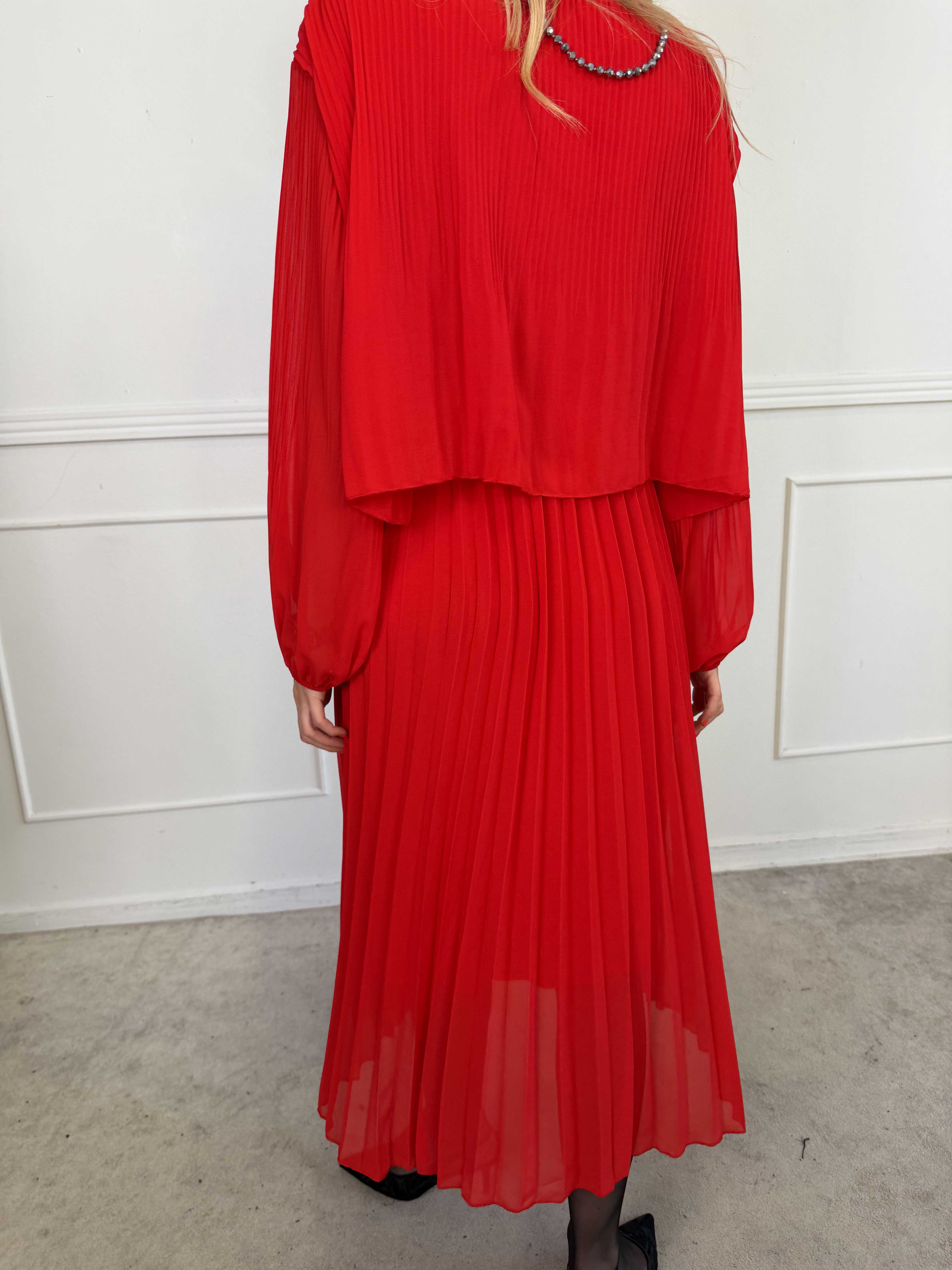 Kristina Long - Langærmet plus size kjole med plisseringer